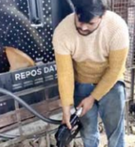 घर के अंदर धड़ल्ले से फर्जी पेट्राेल पंप चल रहा था!